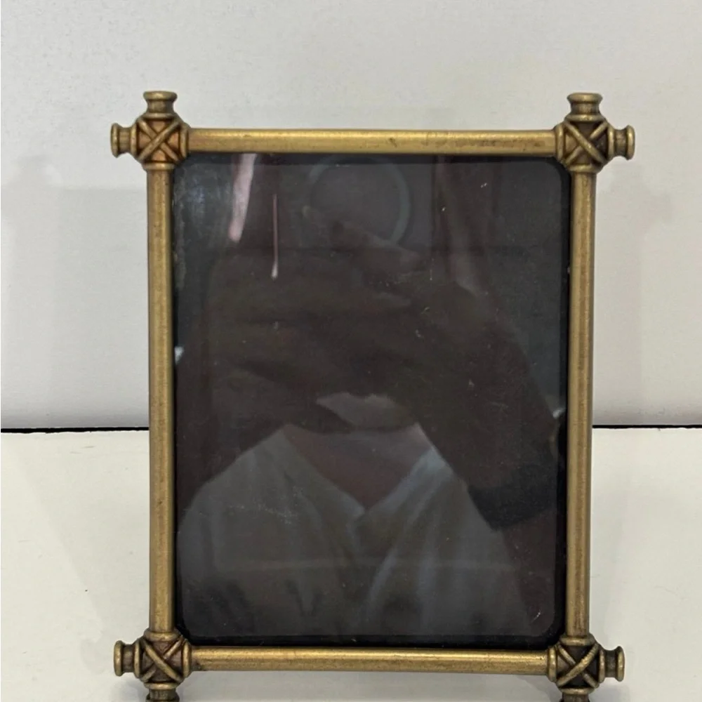 Metal picture frame decor